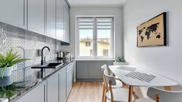 Apartamento estándar, no fumadores, baño privado | Cocina privada | Cafetera o tetera, hervidor eléctrico, trona infantil y congelador