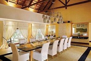 Villa, 6 Schlafzimmer, eigener Pool, Flussblick | Speisen