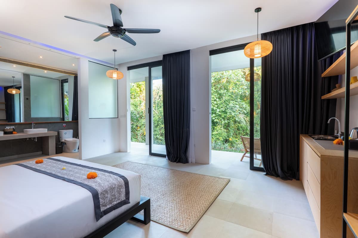 Executive Studio | Blackout drapes, iron/ironing board (on request), WiFi (free)