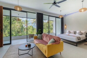 Un dormitorio moderno con cama, sofá y mesa de comedor.