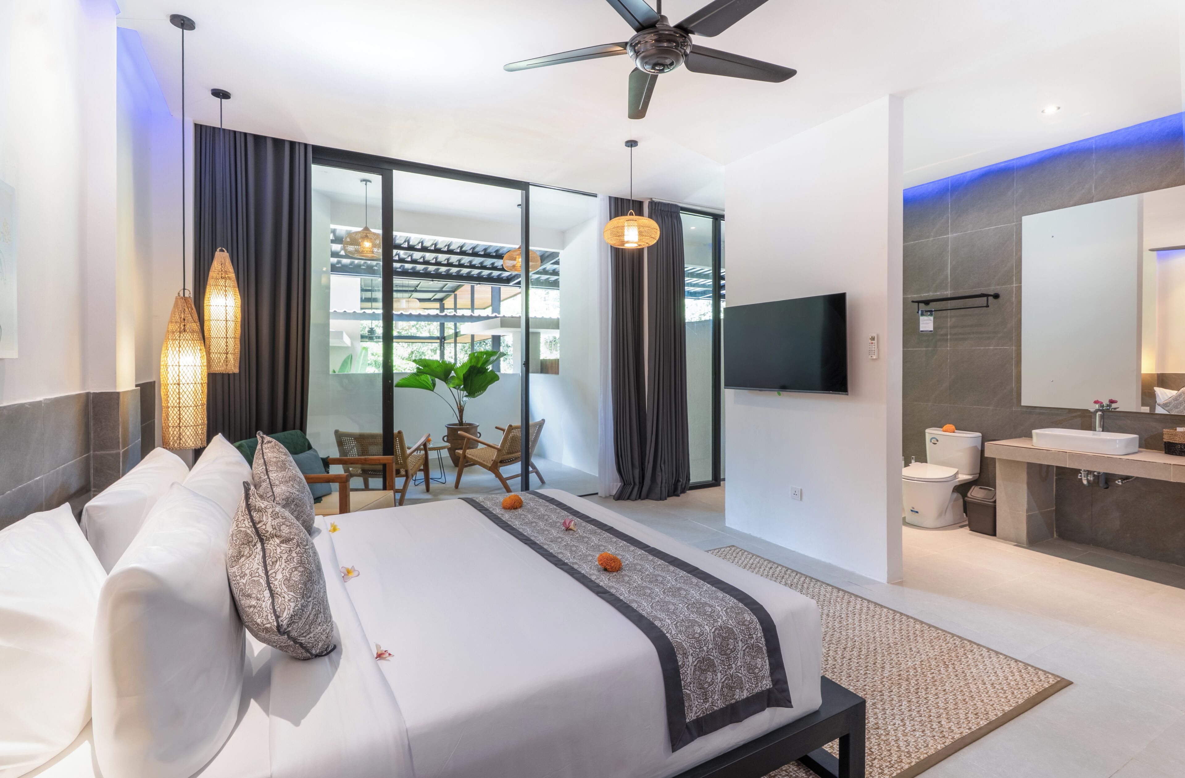 Cortinas blackout, tabla de planchar con plancha y wifi gratis 