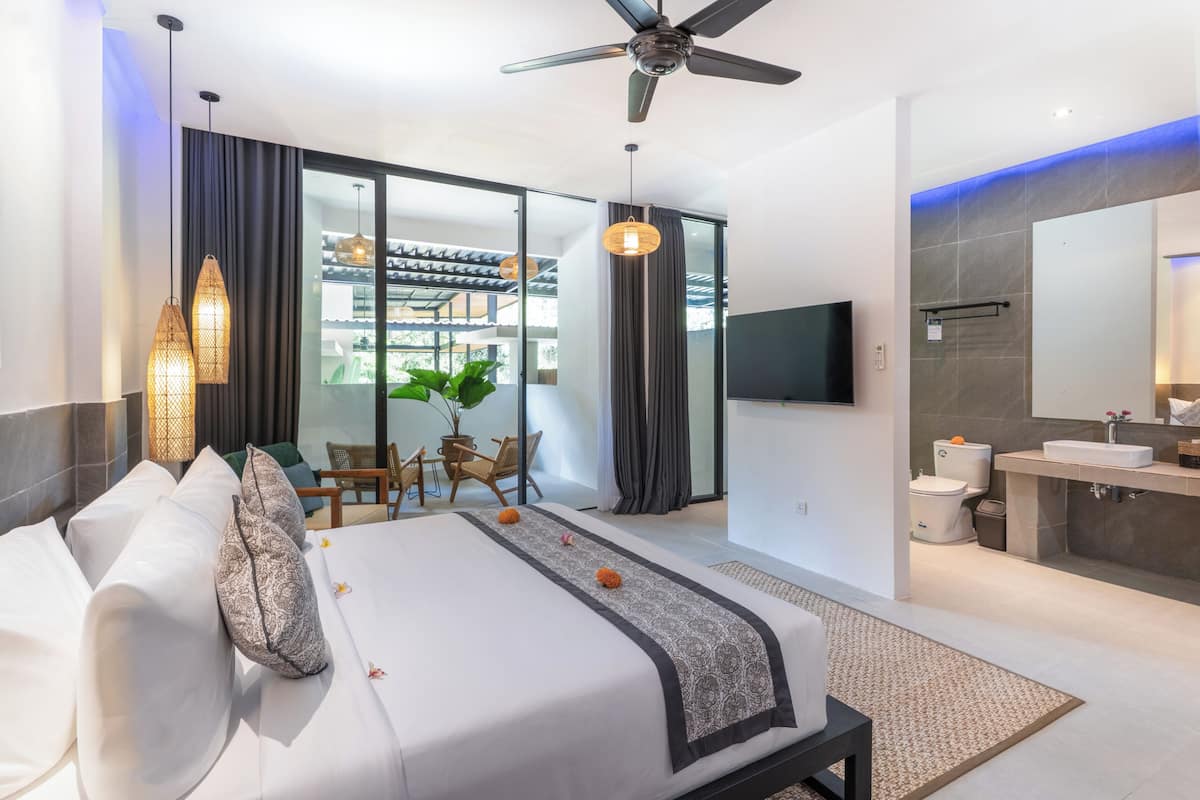 Deluxe Studio | Blackout drapes, iron/ironing board (on request), WiFi (free)