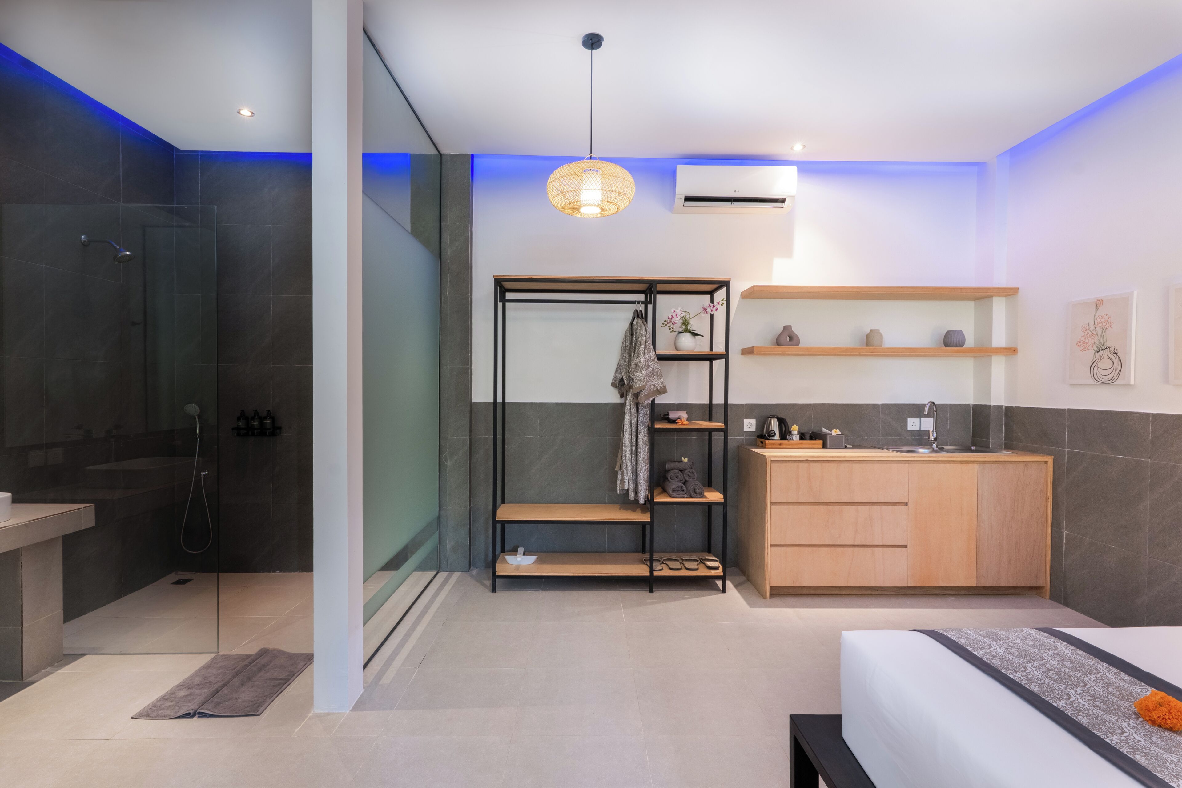 Cortinas blackout, tabla de planchar con plancha y wifi gratis 