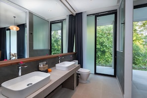Executive Studio | Bathroom | Shower, hair dryer, slippers, towels - Lula Boutique by The Studios Ubud (Gianyar)