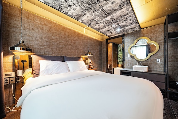 A hotel room with a large bed, bedside lamps, a vanity with a mirror, and a ceiling with a botanical mural. - Hotel Parkview (Seoul)