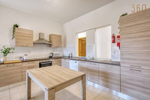 Coffee/tea maker, fridge, microwave, oven - Spinola Bay 3BR w/ beautiful Sunny Balcony & AC (San Ġiljan)