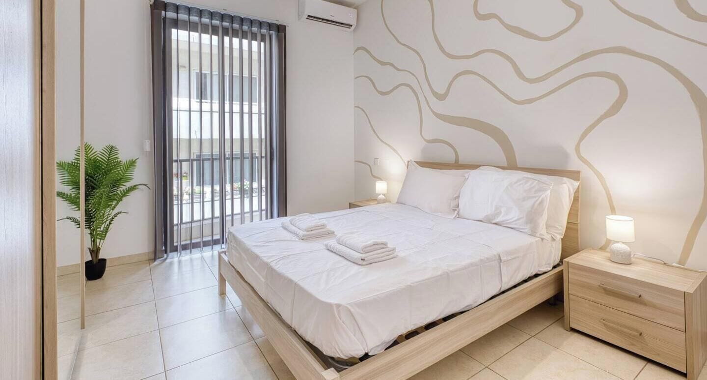 Iron/ironing board, travel crib, WiFi, bed sheets