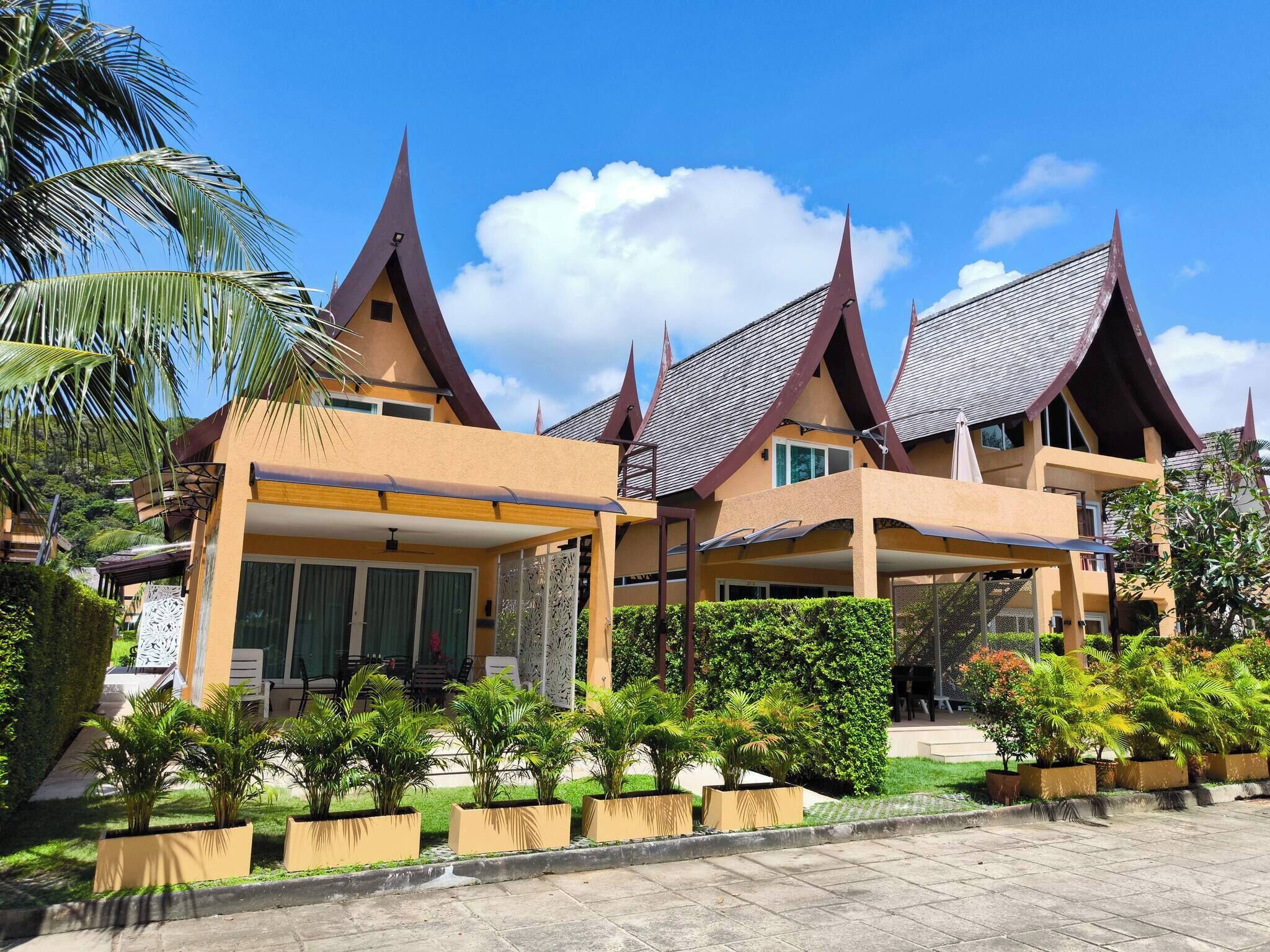 Un hotel moderno con diversi edifici, ognuno caratterizzato da un originale design a tetto triangolare.