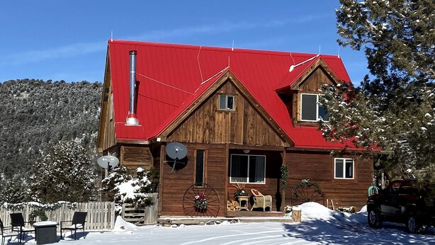 Exterior - A Slice of Paradise: Your Ultimate Retreat at a Beautifully Restored Farmhouse near Aspen (Carbondale)