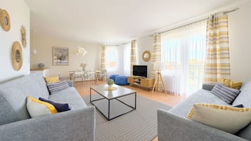 Apartamento (12 A) | Área de estar | TV de tela plana 30 polegadas com canais digitais
