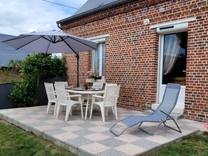Outdoor dining - Gite Le Tilleul: Countryside Retreat 1h30 from Paris, 6 Guests, Accessible, Renovated (Guivry)