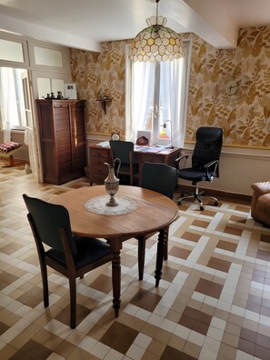 Dining - Gite Le Tilleul: Countryside Retreat 1h30 from Paris, 6 Guests, Accessible, Renovated (Guivry)
