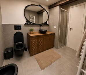 Asciugacapelli, bidet, asciugamani, sapone