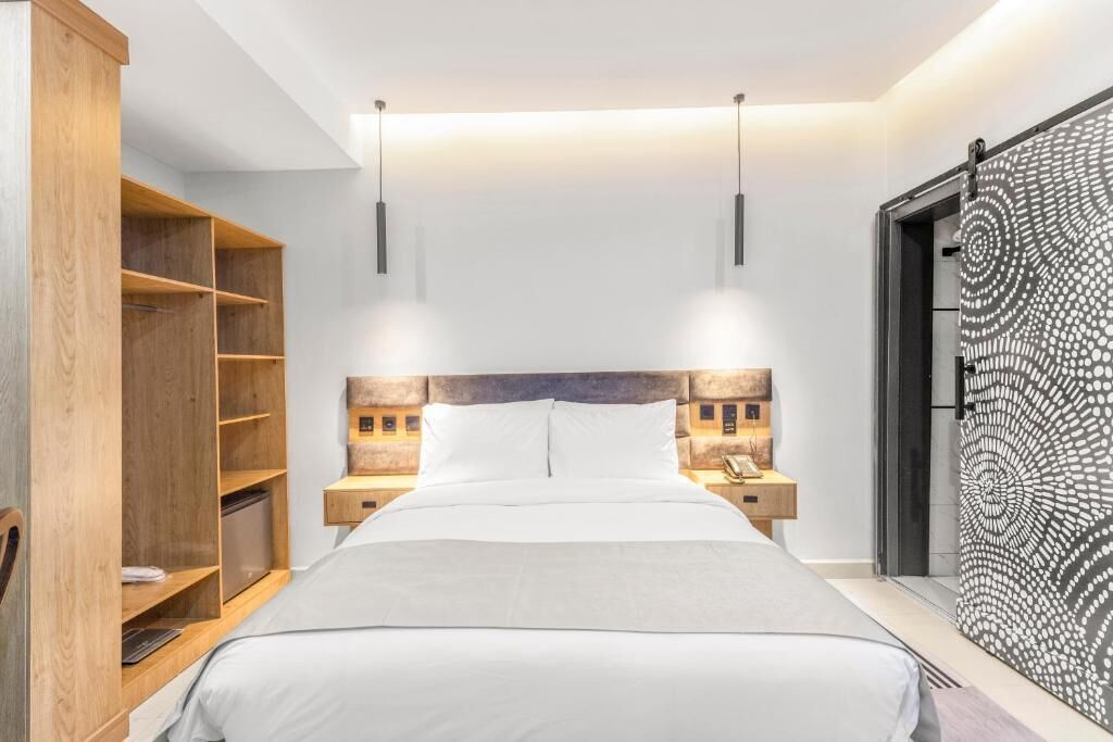 Caja de seguridad en la habitación y escritorio 