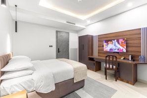 Economy Apartment, Balcony, City View | Peti besi dalam bilik, meja, ruang kerja komputer riba 