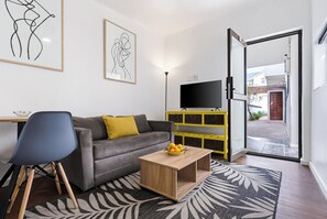 TV - Modern 1-Bed Sea Point Apt, Walk to Beach & Cafés! (Cape Town)