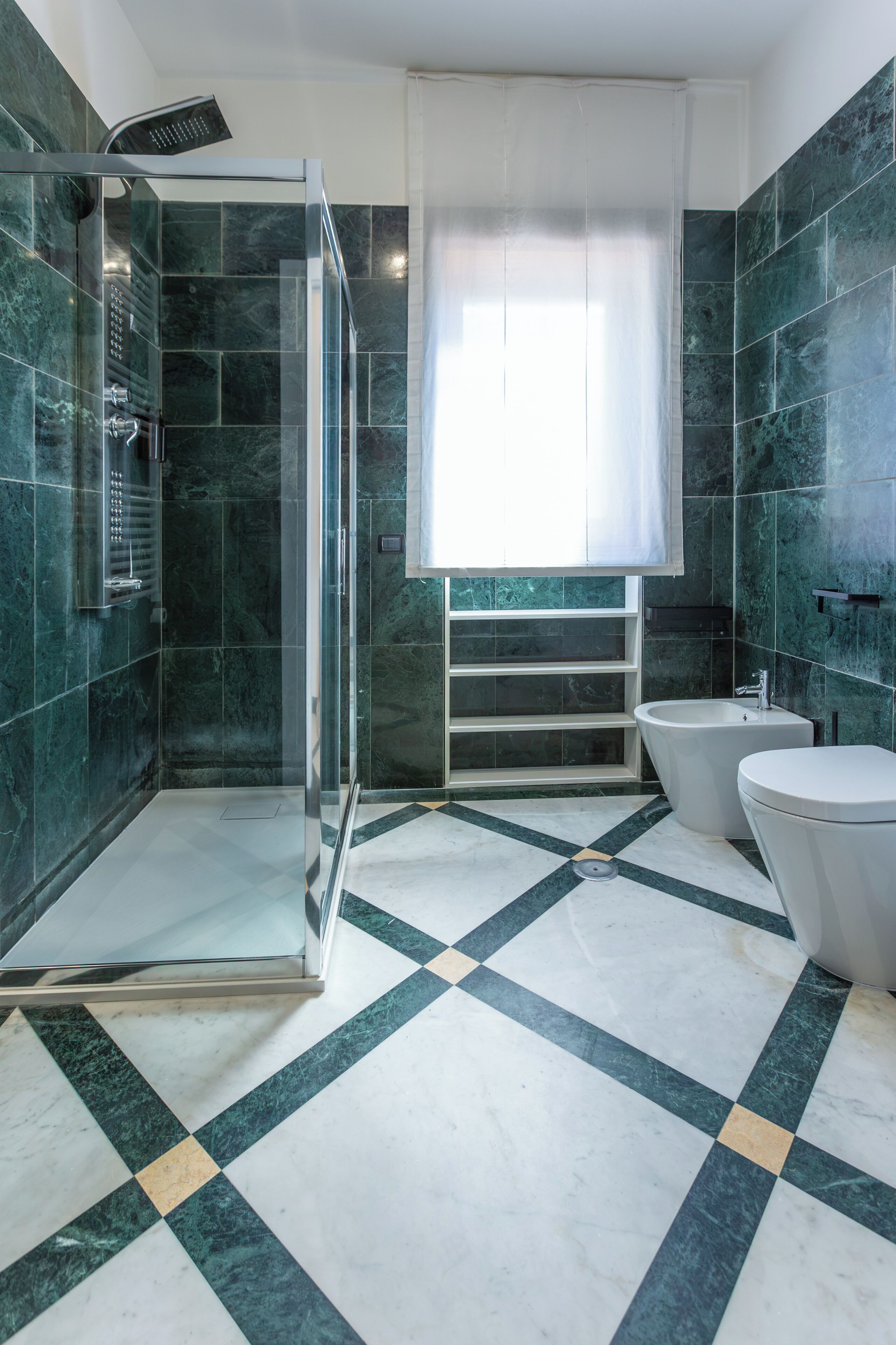 Une salle de bain moderne avec une douche à parois de verre, une baignoire et des toilettes.