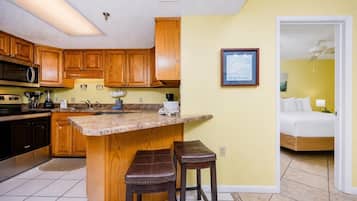 Condo, 2 habitaciones | Cocina privada | Cafetera y tetera, refrigerador y horno