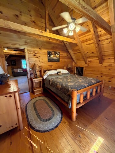 Cozy cabin with beautiful views ten minutes from Falls Creek Falls.