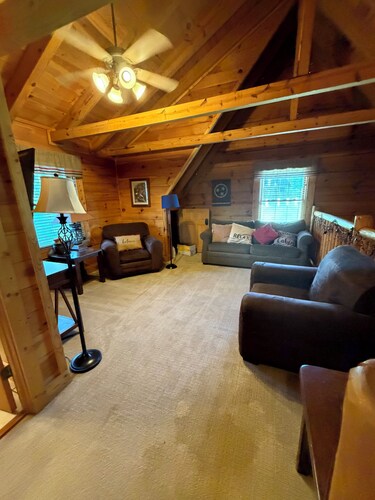 Cozy cabin with beautiful views ten minutes from Falls Creek Falls.