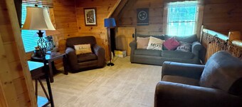 Cozy cabin with beautiful views ten minutes from Falls Creek Falls.
