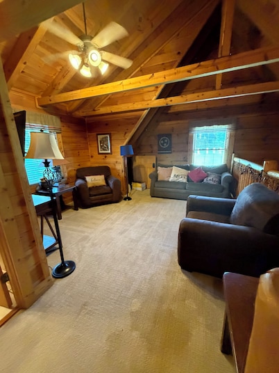Cozy cabin with beautiful views ten minutes from Falls Creek Falls.