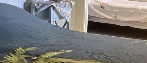 6 bedrooms, iron/ironing board, WiFi, bed sheets