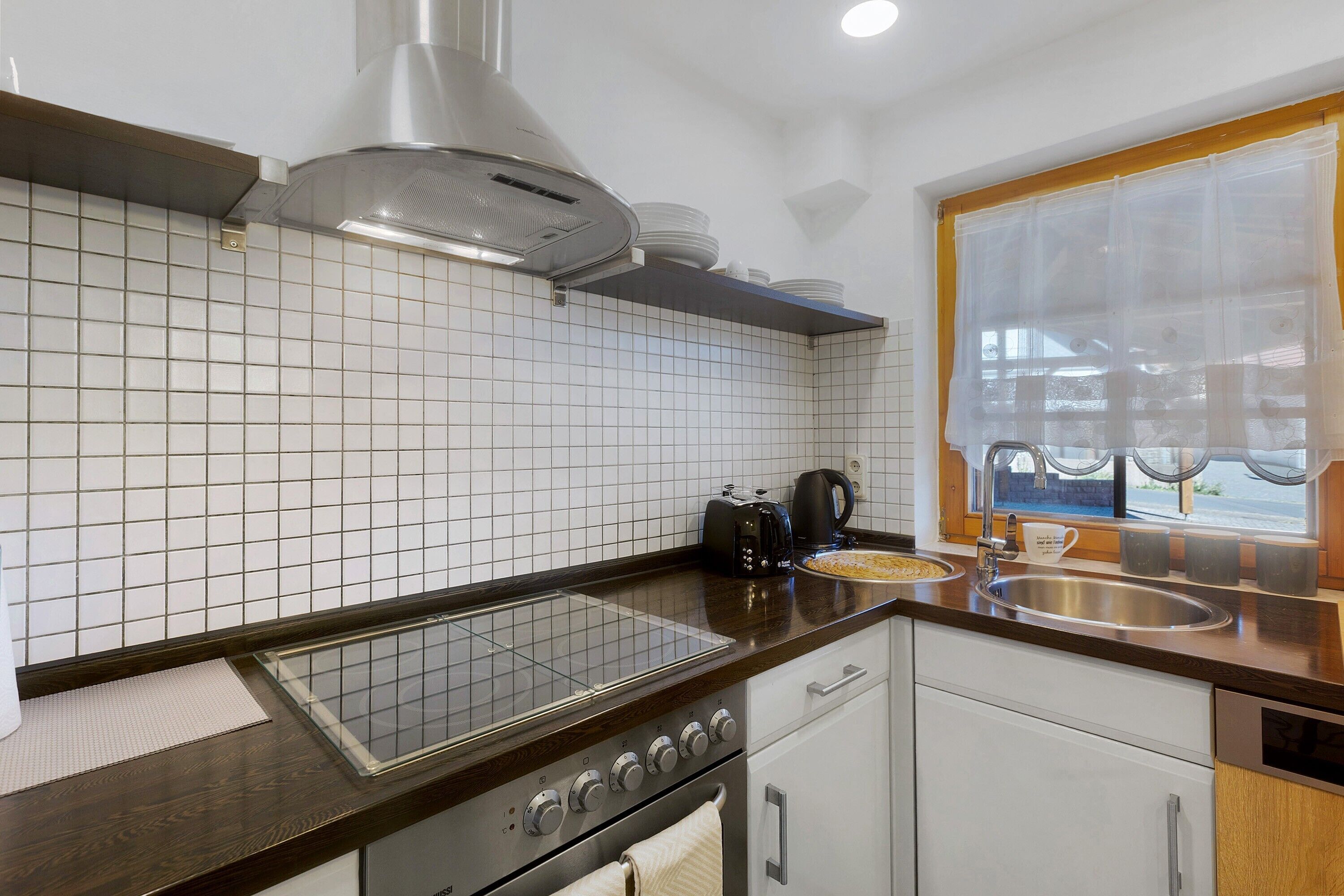 Cafetera o tetera, frigorífico, horno y placa de cocina