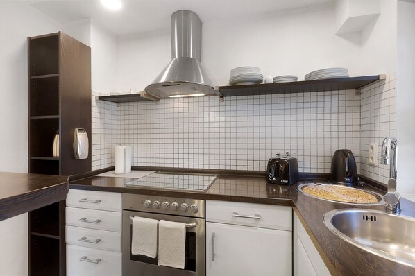Cafetera y tetera, refrigerador, horno y parrilla de estufa 