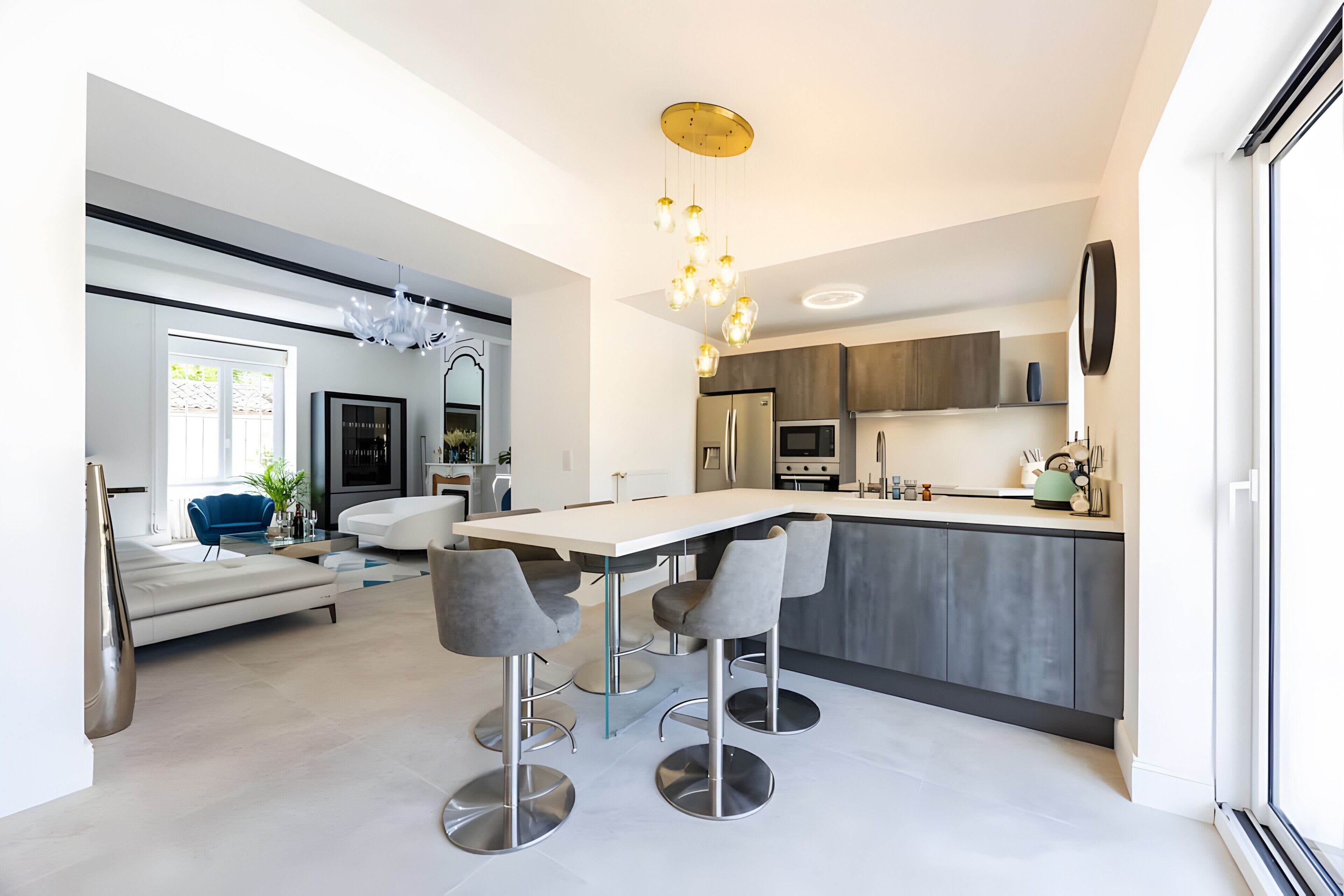 Een moderne keuken met een centraal eiland, barstoelen en een zithoek met een bank en stoelen.