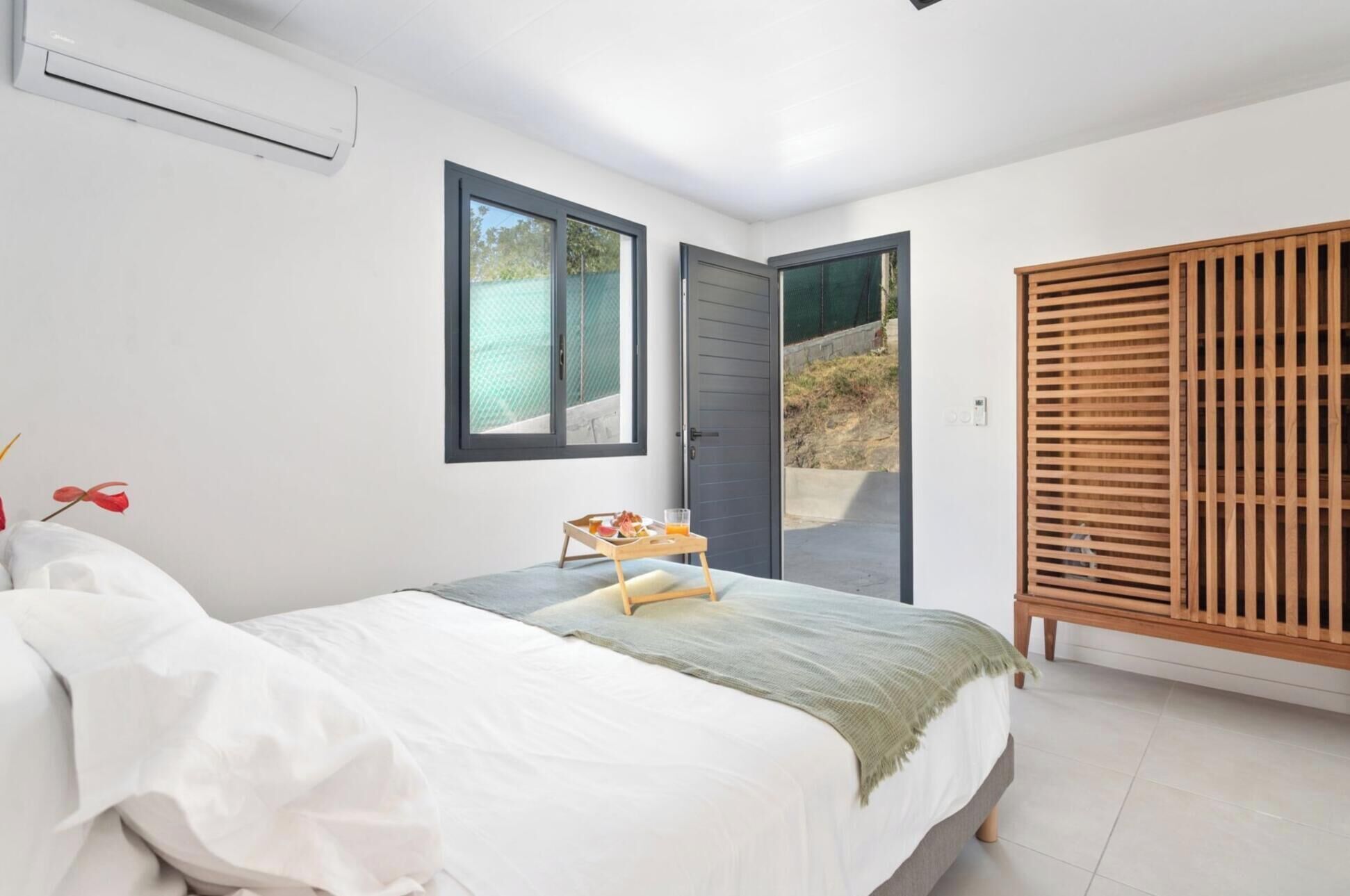 Tabla de planchar con plancha, wifi, ropa de cama