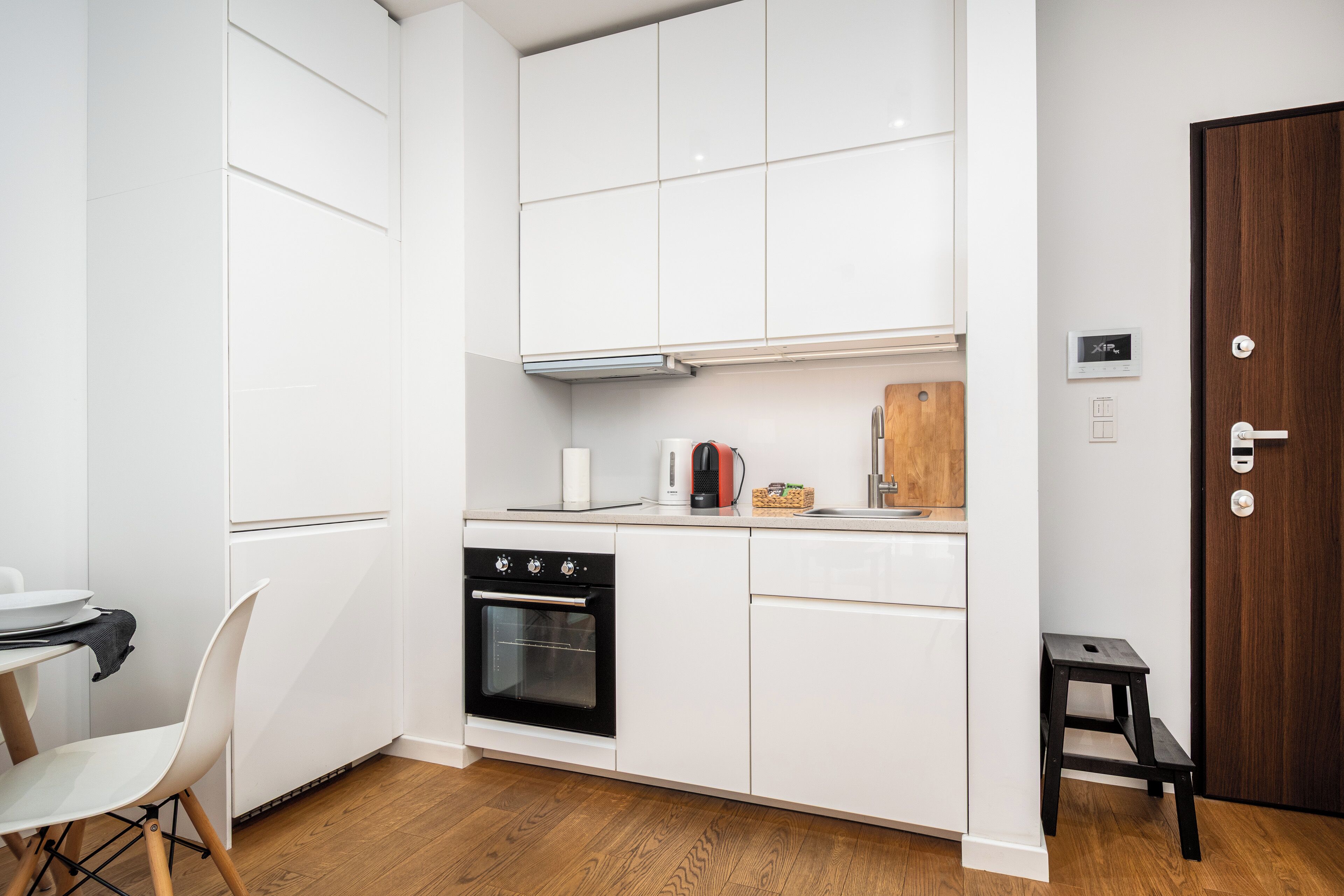 Apartment (16) | Private kitchen | Fridge, stovetop, electric kettle, cookware/dishes/utensils