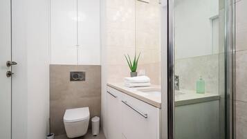 Studio Suite, Balcony | Bathroom