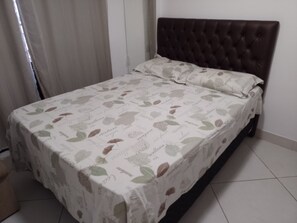 A bedroom with a bed, a headboard, and a window with curtains. - Landscape Apartment in Fortaleza Gold (Fortaleza)