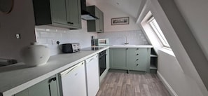 Coffee/tea maker, fridge, microwave, oven - Luxurious two-bed apartment in Yaxley (Near A1) (Yaxley)