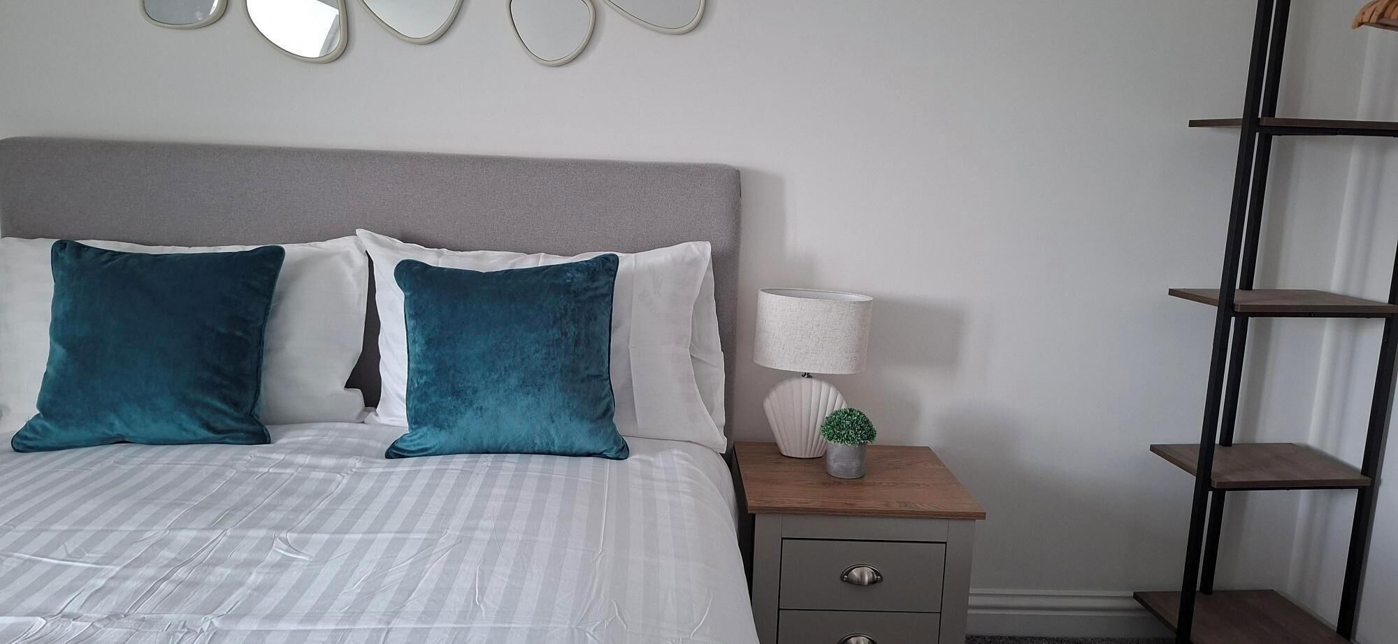 2 habitaciones, escritorio, tabla de planchar con plancha y wifi gratis 