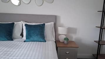 2 habitaciones, escritorio, tabla de planchar con plancha y wifi gratis