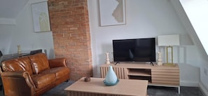 Smart TV - Luxurious two-bed apartment in Yaxley (Near A1) (Yaxley)