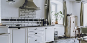 Fridge, stovetop, dishwasher, electric kettle - Dom Sokolik – Old Kitchen: A Natural Paradise with Mountain Views, Family- and Dog-Friendly (Janowice Wielkie)