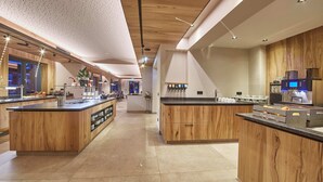 Una cocina moderna con muebles de madera, una isla central y una estación de café.