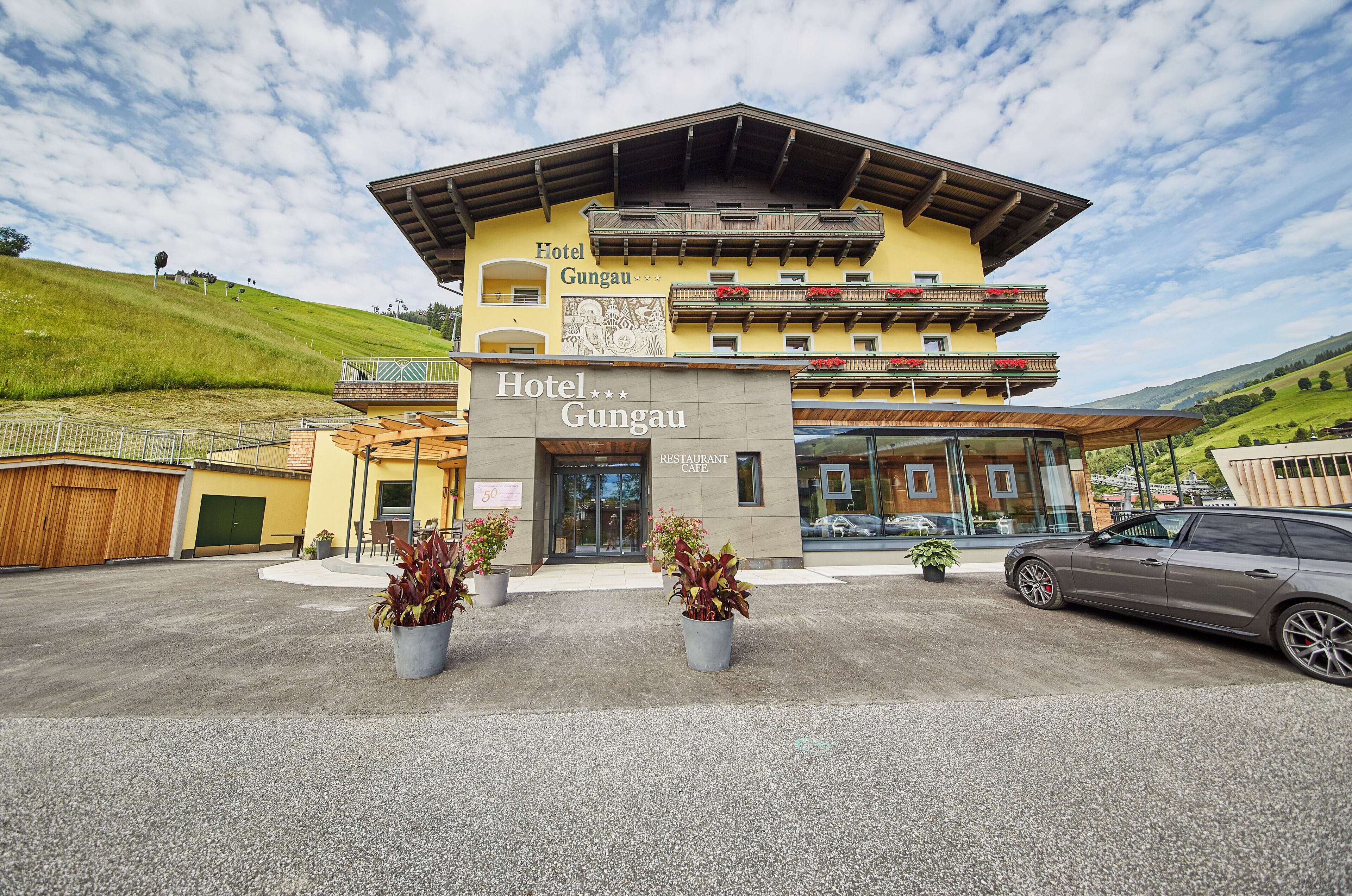 Un hotel con un cartel que dice 'Hotel Gungau' y un café restaurante.