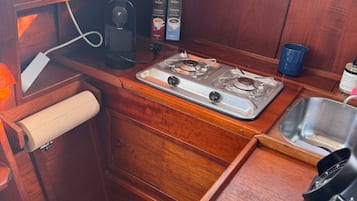 Wasserkocher mit Kaffee-/Teezubehör, Kühlschrank, Herdplatte