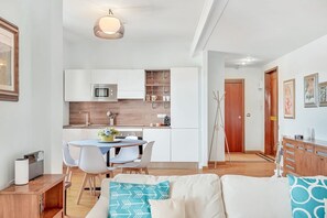 A modern apartment with a kitchen, dining area, and living room. - [Portoseaview] Terrace+A/C (Portovenere)