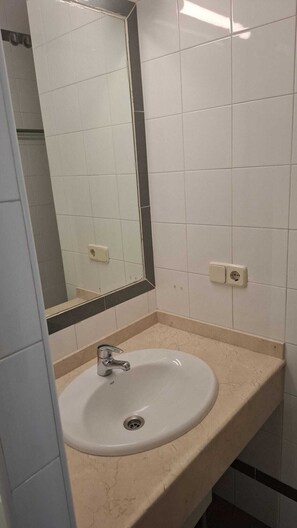 Dusj, hårføner, håndklær og såpe