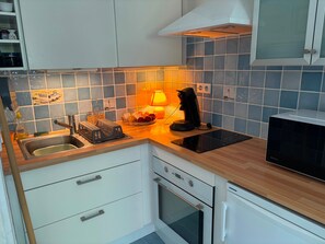 A kitchen with a microwave, stove, and sink. - Charming apartment near the beach - 2 guests (Villers-sur-Mer)