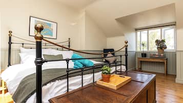 4 bedrooms, desk, iron/ironing board, travel cot