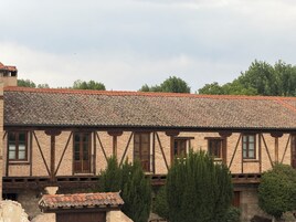 Um edifício tradicional com telhado de telhas, vigas de madeira e paredes de tijolo.