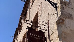 Ein Gebäude mit einem Schild, auf dem 'LA CASONA DEL MOLINERO' steht.