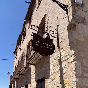 Un edificio con un cartel que dice 'LA CASONA DEL MOLINERO'.