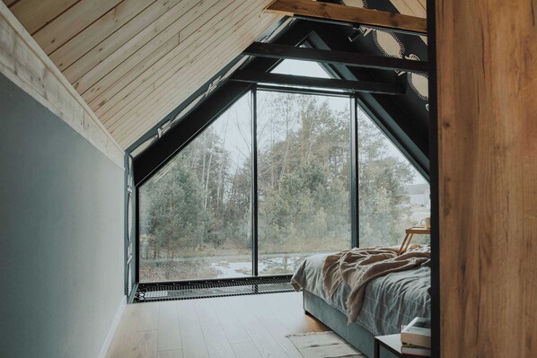 Desk, iron/ironing board, WiFi, bed sheets